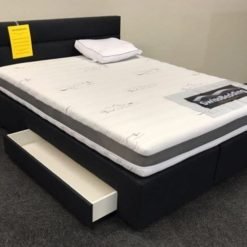 BOXSPRING TORY MET SCHUIVEN LICHT GRIJS LEDERLOOK
