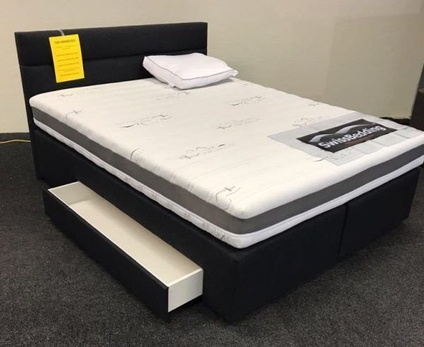 BOXSPRING TORY MET SCHUIVEN LICHT GRIJS LEDERLOOK