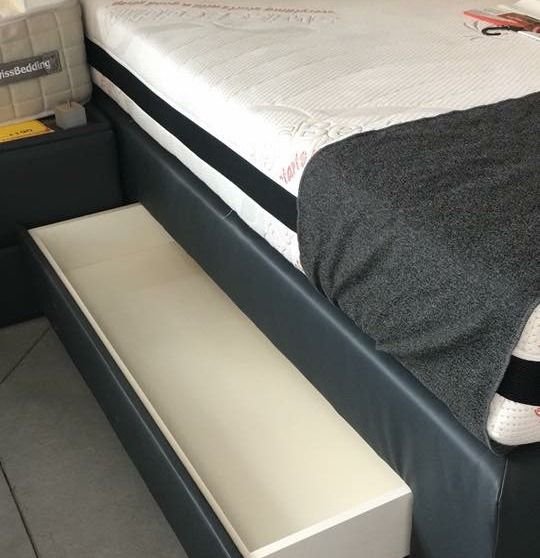 BOXSPRING TORY MET SCHUIVEN LICHT GRIJS LEDERLOOK - Afbeelding 3